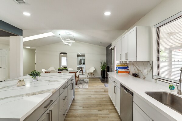 Réfrigérateur, micro-ondes, plaque de cuisson, lave-vaisselle