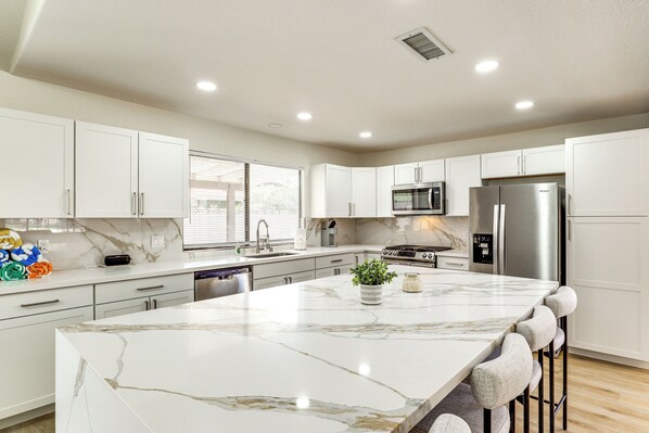 Fridge, microwave, stovetop, dishwasher