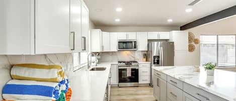 Réfrigérateur, micro-ondes, plaque de cuisson, lave-vaisselle