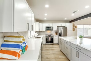 Réfrigérateur, micro-ondes, plaque de cuisson, lave-vaisselle