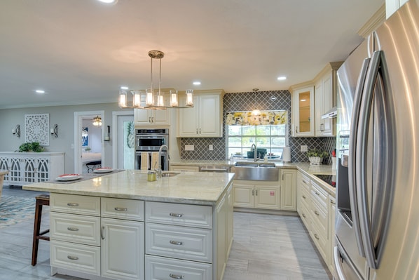 Fridge, microwave, stovetop, dishwasher