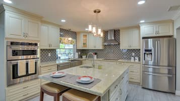 Fridge, microwave, stovetop, dishwasher
