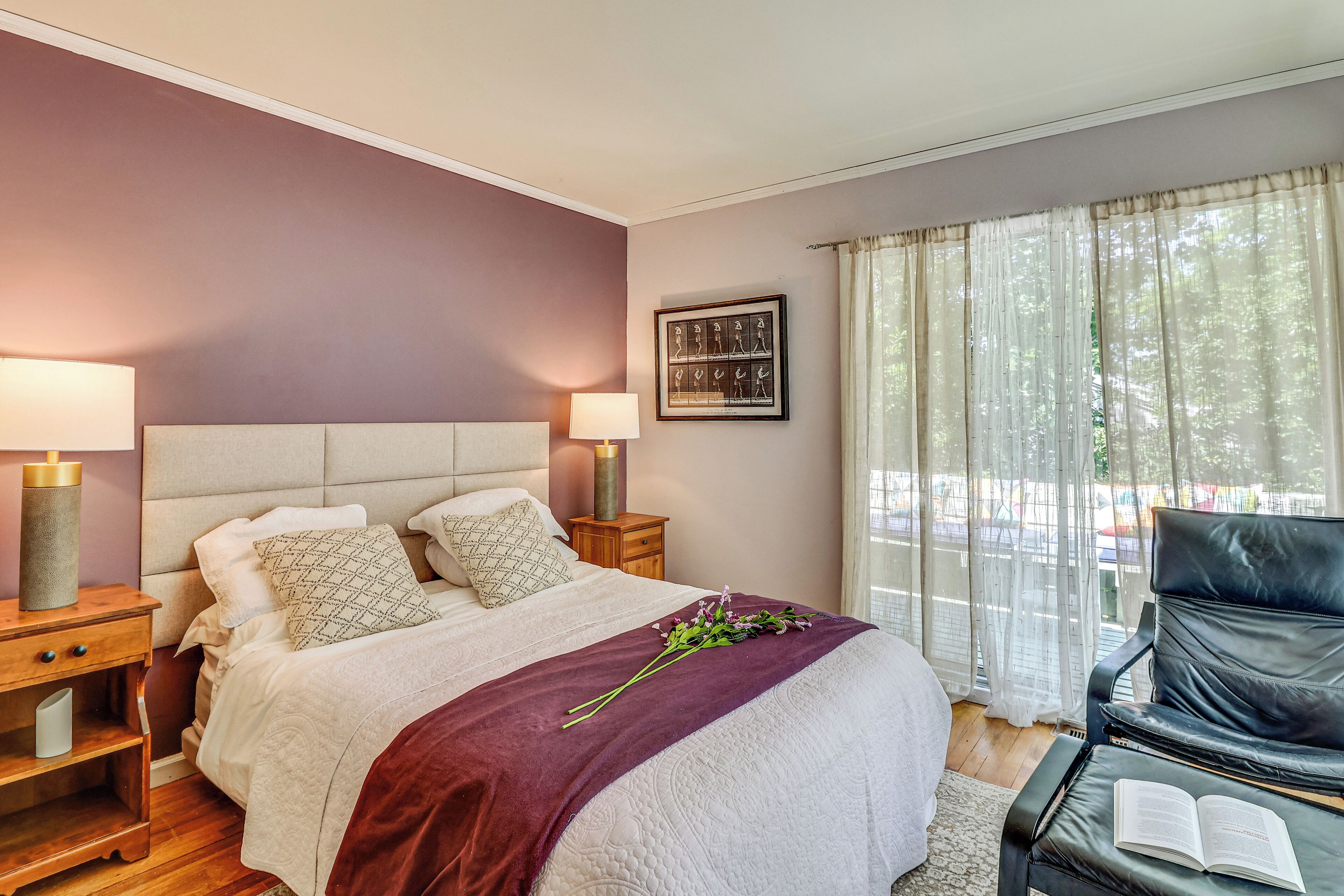 4 bedrooms, iron/ironing board, internet, bed sheets