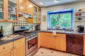 Fridge, microwave, stovetop, dishwasher