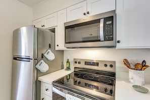 Fridge, microwave, stovetop, dishwasher