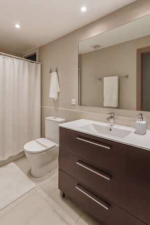 Sèche-cheveux, serviettes fournies, savon, papier toilette