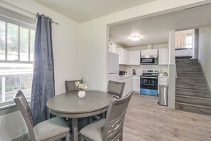 Frigorífic, microones, placa de cuina i cafetera i tetera