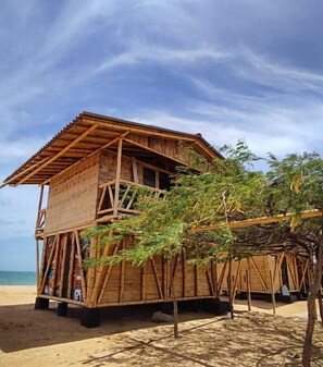 Quarto quádruplo família, sacada, vista para a praia | Wi-Fi de cortesia