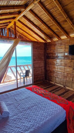 Deluxe suite, uitzicht op het strand | Gratis wifi