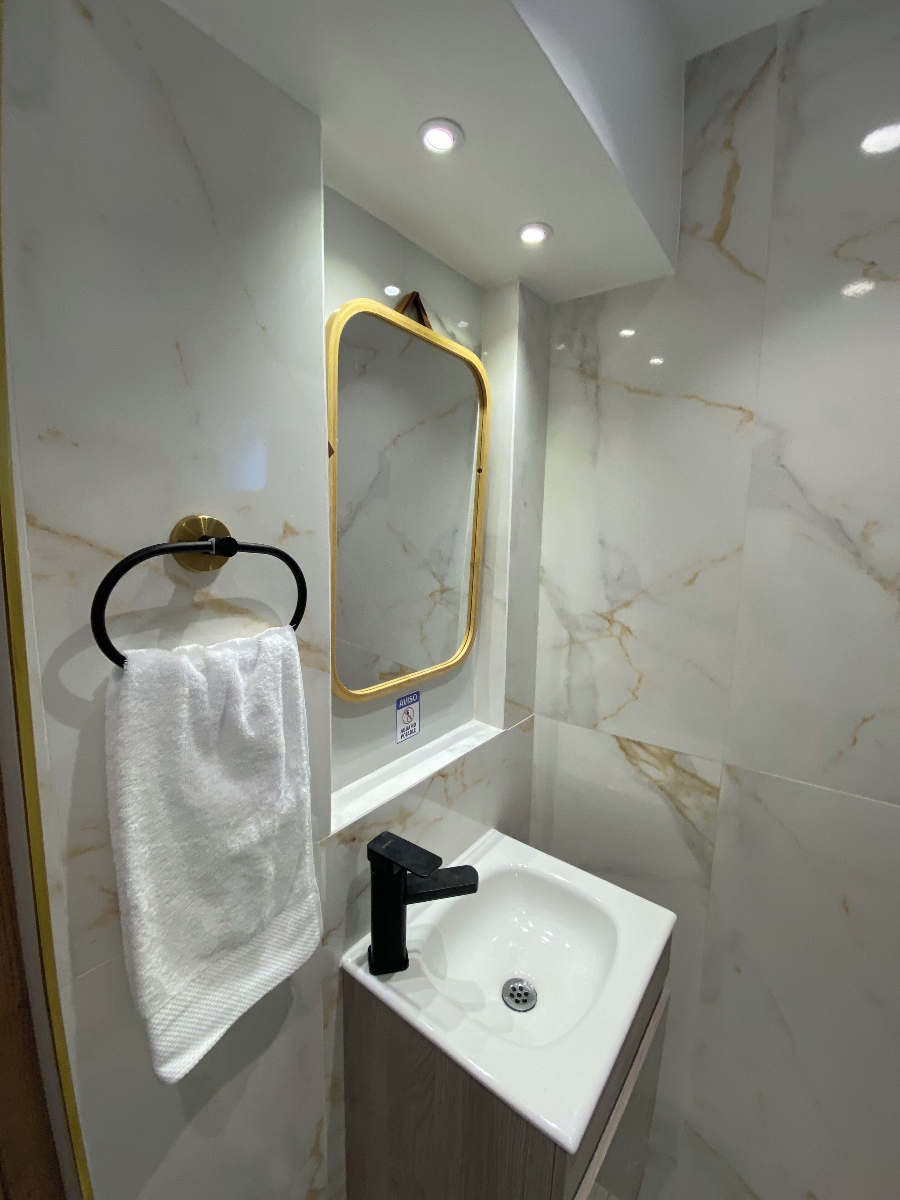 吹风机、毛巾、肥皂、卫生纸