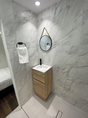 Secador de cabelo, toalhas de banho, sabonete, papel higiênico