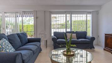 Een smart-tv en een open haard