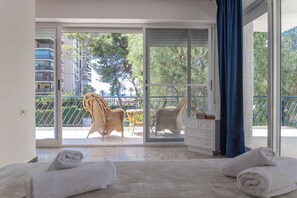 Een strijkplank/strijkijzer, gratis wifi, beddengoed