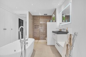 Een douche, een haardroger, handdoeken