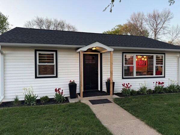 Exterior - Raider Roost-Putting Green/Fire Pit/ Game Room Close to NWC & Downtown! (Orange City)