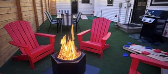 Raider Roost-Putting Green/Fire Pit/ Game Room Close to NWC & Downtown!
