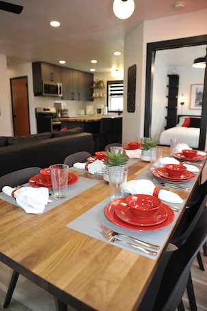 Dining. Raider Roost-Putting Green/Fire Pit/ Game Room Close to NWC & Downtown!