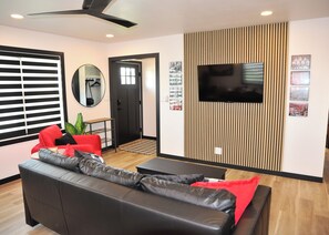 Smart TV, video games, DVD player, video library - Raider Roost-Putting Green/Fire Pit/ Game Room Close to NWC & Downtown! (Orange City)