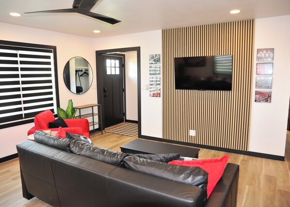 Smart TV, video games, DVD player, music library - Raider Roost-Putting Green/Fire Pit/ Game Room Close to NWC & Downtown! (Orange City)