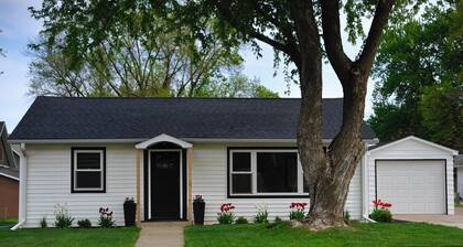 Raider Roost-Putting Green/Fire Pit/ Game Room Close to NWC & Downtown!