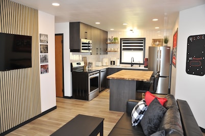 Raider Roost-Putting Green/Fire Pit/ Game Room Close to NWC & Downtown!