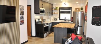 Raider Roost-Putting Green/Fire Pit/ Game Room Close to NWC & Downtown!