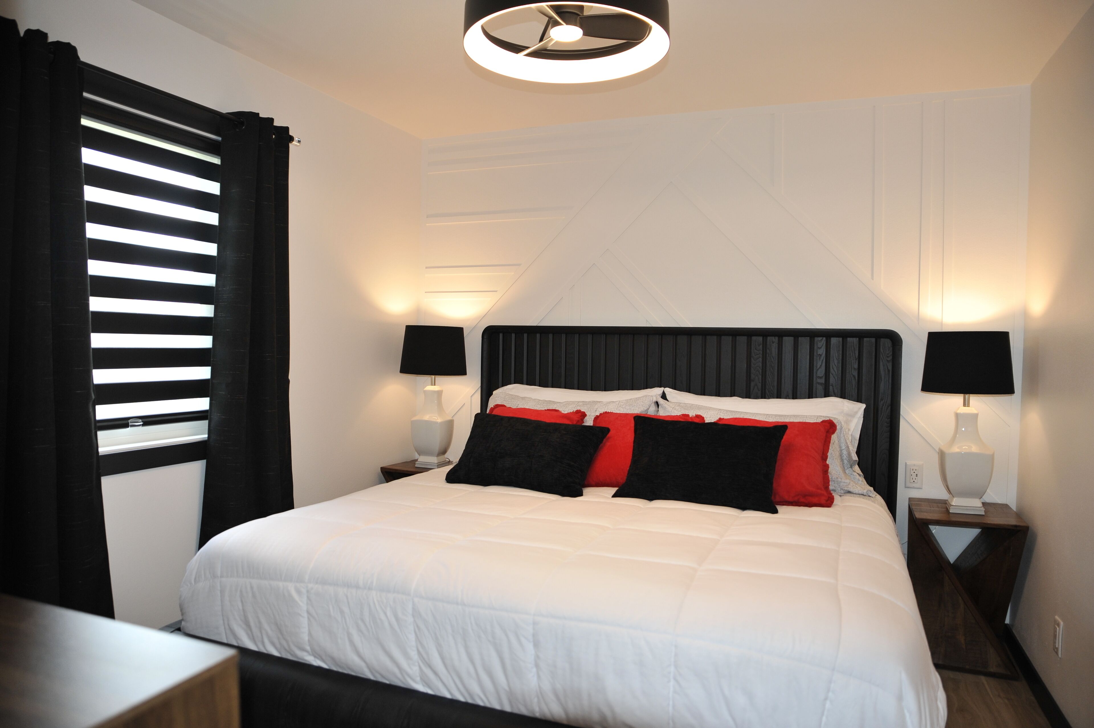 2 habitaciones, escritorio y tabla de planchar con plancha 