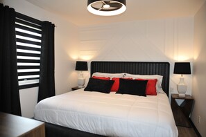 2 habitaciones, escritorio y tabla de planchar con plancha 