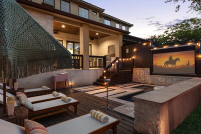 Sunset Saloon - Pool, Outdoor Theater & Ping Pong