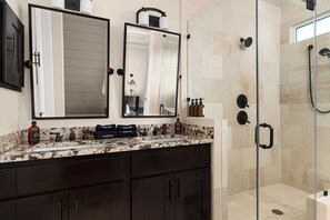 Shower, hair dryer, towels, soap - Sunset Saloon - Pool, Outdoor Theater & Ping Pong (Austin)