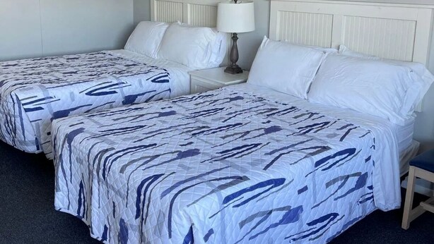 Classic Double Room, Balcony | WiFi (free) - Breezeway Motel and Resturant (Topsail Beach)