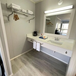 Combined shower/tub, towels, soap, shampoo