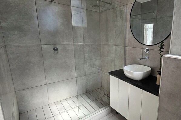 Dusche, Handtücher, Toilettenpapier