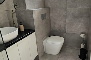 Dusche, Handtücher, Toilettenpapier