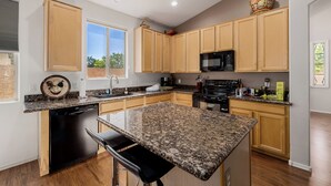Unclassified image, 5 of 42, button - Charming 3-bedroom house w/ Gated Community, AC, Pool/Hot tub in south Phoenix! (Phoenix)