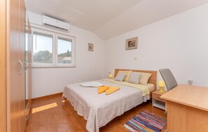 3 bedrooms, in-room safe, travel cot, free WiFi - 3 bedroom cozy apartment in Ugrinic (Ugrinic)