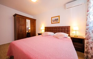 3 bedrooms, iron/ironing board, free WiFi