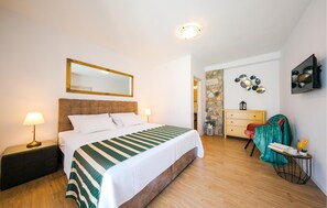 3 bedrooms, iron/ironing board, free WiFi