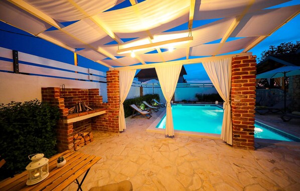 حمّام سباحة مُدفَّأ