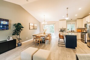 Jääkaappi, mikroaaltouuni, uuni, liesi