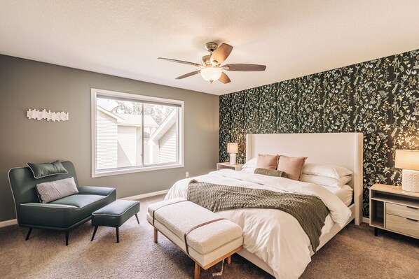 4 makuuhuonetta, työpöytä, silitysrauta/-lauta, vauvan matkasänky