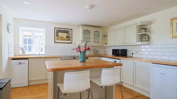 Dishwasher, cookware/dishes/utensils