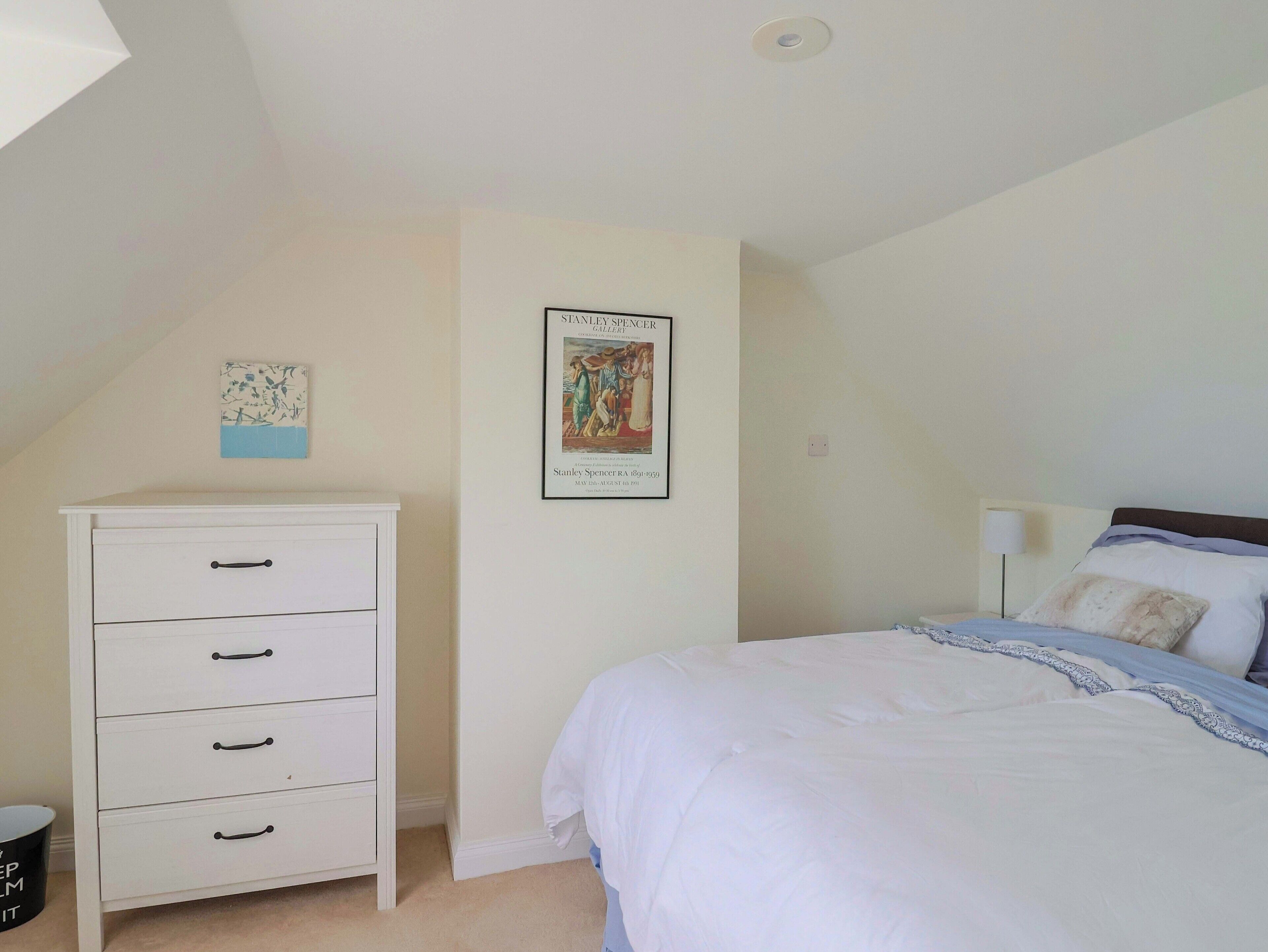 2 Schlafzimmer, individuell dekoriert, individuell eingerichtet