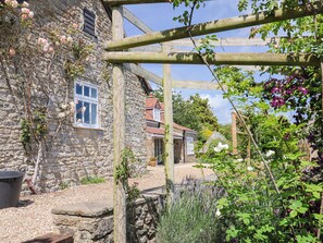 Property grounds - Tithe Barn Cottage (Dorchester)