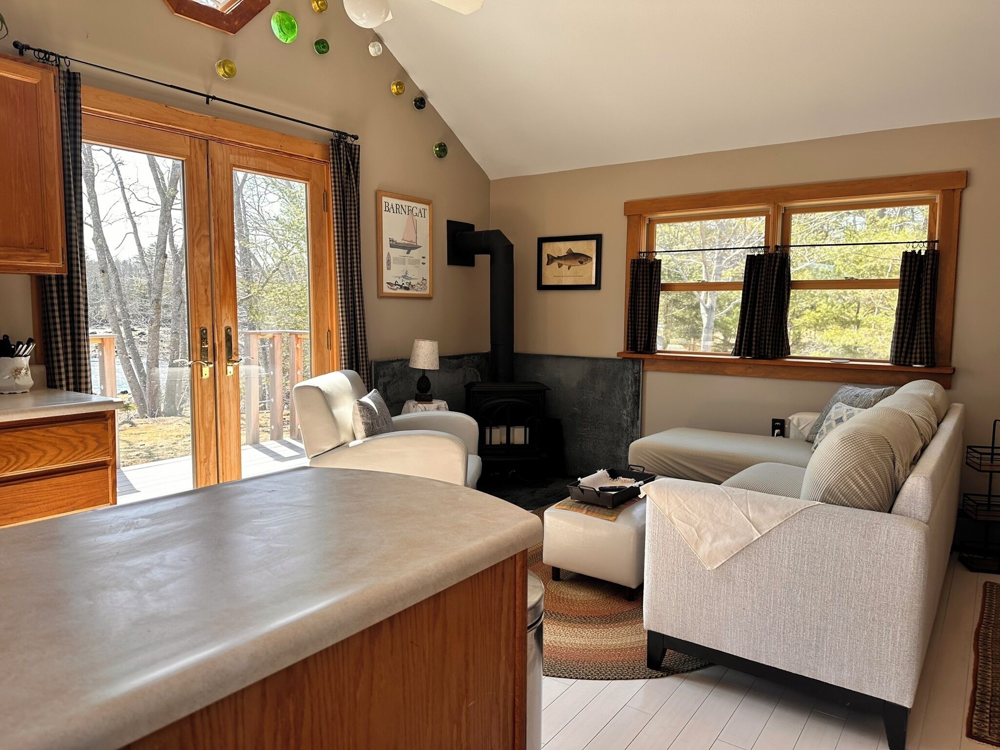 Una sala de estar acogedora con chimenea, un sofá, una mesa de centro y un comedor con mesa y sillas de madera.