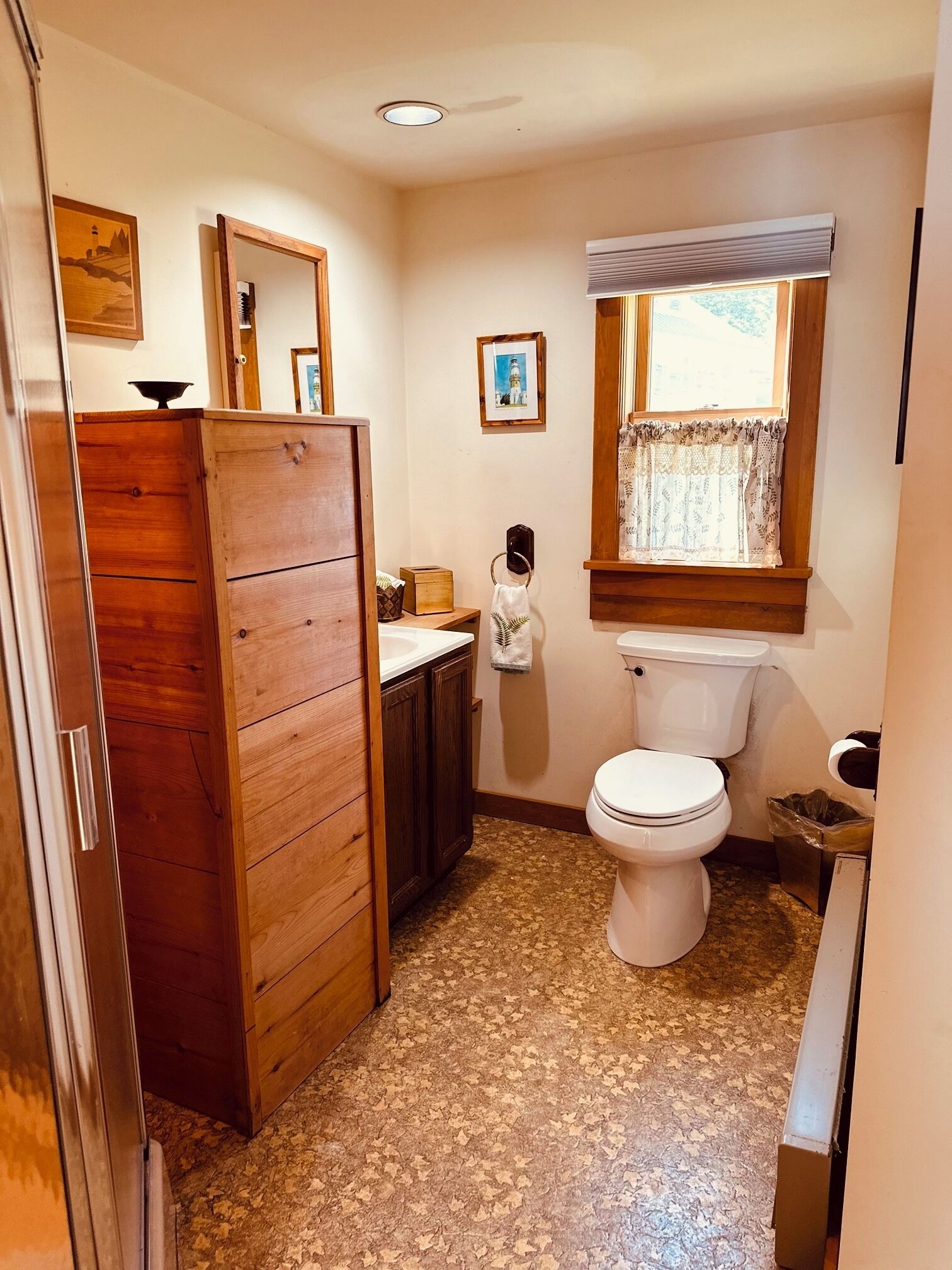 Haartrockner, Handtücher, Seife, Toilettenpapier