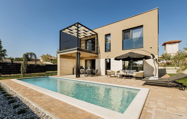 A modern two-story house with a swimming pool, outdoor seating, and a covered patio. - Nice Home In Tar With Private Swimming Pool (Tar)