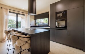 Réfrigérateur, four, lave-vaisselle, cafetière/bouilloire