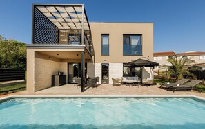 A modern two-story house with a swimming pool, outdoor seating, and a covered patio area. - Nice Home In Tar With Private Swimming Pool (Tar)