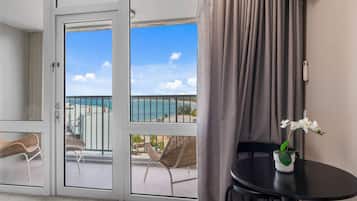 City studio, 2 queensize bedden, gedeeltelijk uitzicht op oceaan | Individueel gedecoreerd, individueel gemeubileerd, een bureau